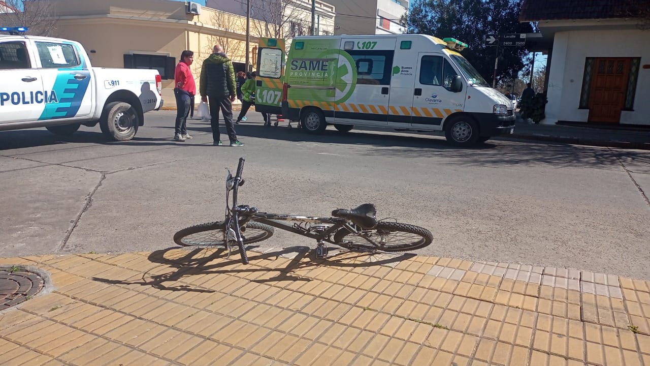 Una ciclista hospitalizada luego de ser embestida por un automóvil